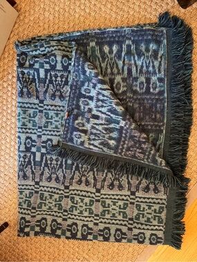 Peruano 100% wool knitted blanket with gorgeous motifs